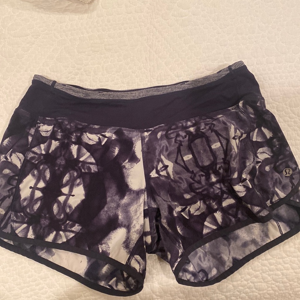 Lululemon size 4 Speed up mid rise lined shorts